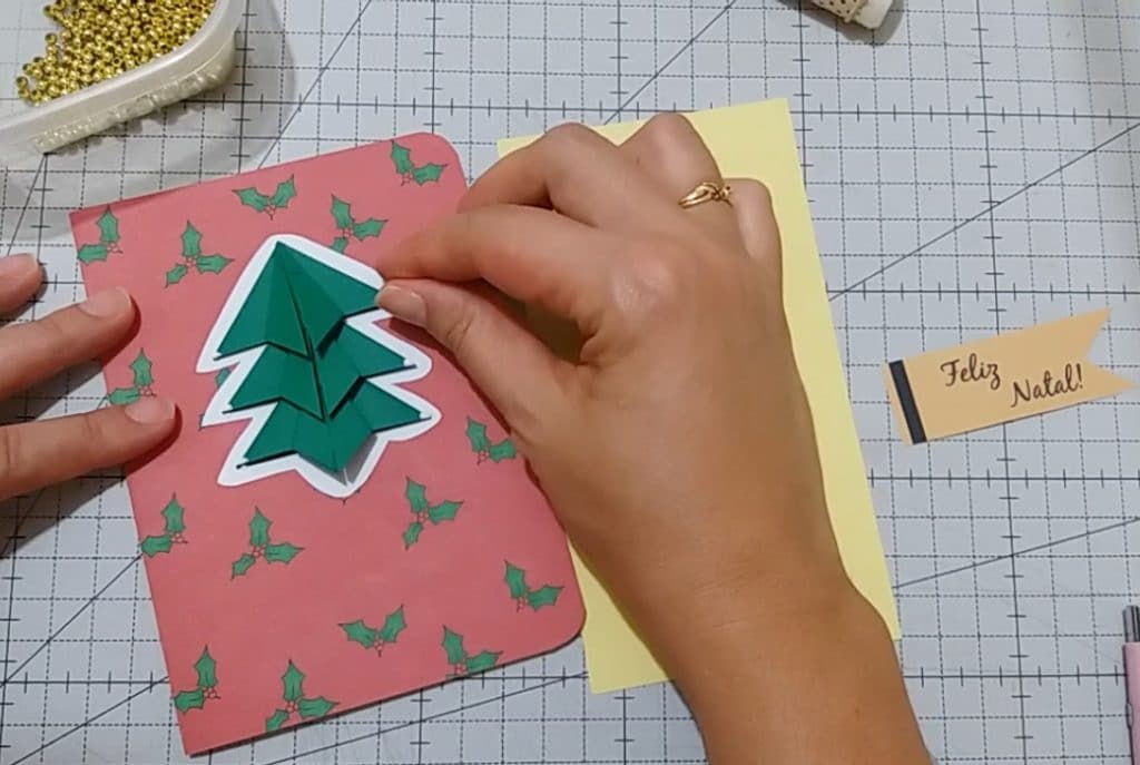 Imagem do passo a passo do cartão de natal com árvore de origami.